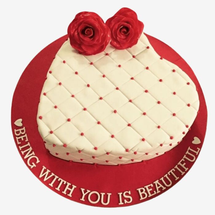 كعكة القلب بمناسبة الذكرى السنوية